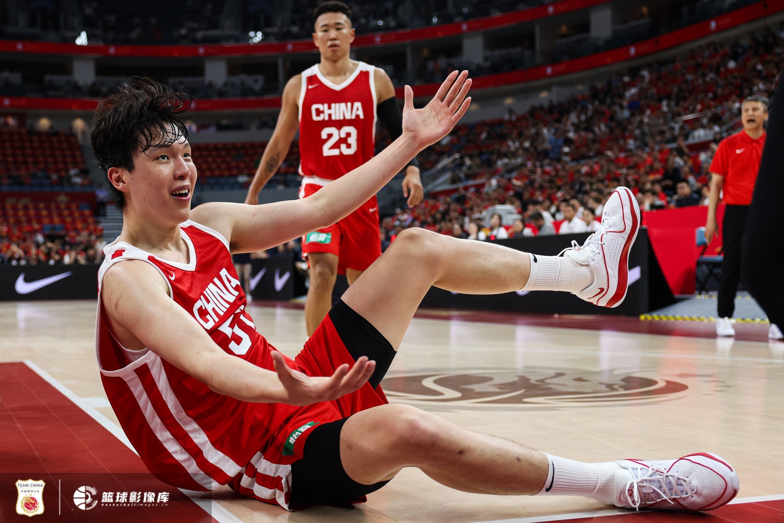 杨瀚森首节2分44秒2犯2中2 4分1板1助效率与犯规并存