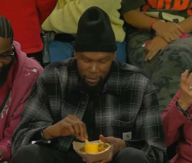 杜兰特场边观战WNBA 黑帽薯片蘸酱引热议 杜兰特场边观战WNBA 黑帽薯片蘸酱引热议
